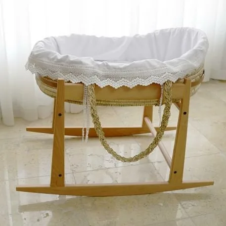 گهواره با سبد حصیری، رنگ کرم و سفید، جنس چوب، پایه‌دار چوبی