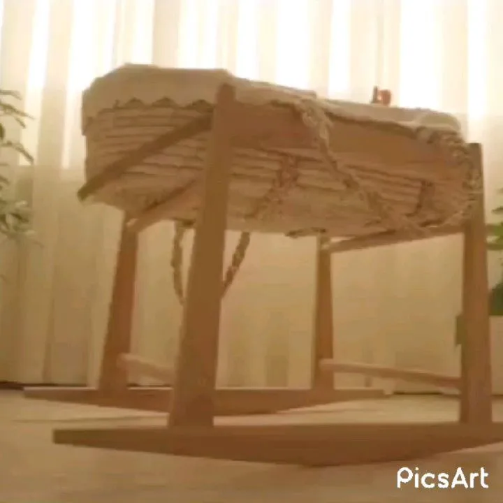 گهواره چوب راش گرجستان، رنگ کرم و سفید، جنس پارچه، گهواره چوبی پایه‌دار حصیری