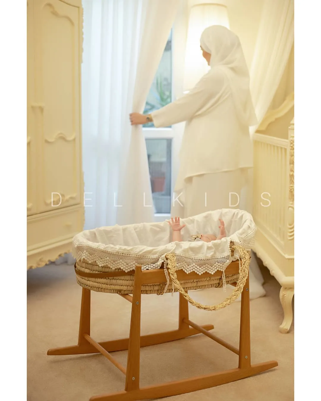 گهواره حصیری در دو سایز متوسط و بزرگ، رنگ کرم، سفید و قهوه‌ای، جنس چوب، پایه گهواره‌ای