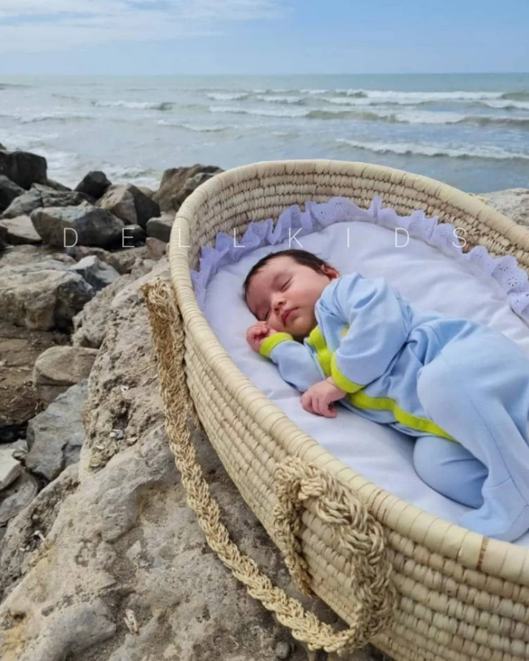 گهواره حصیری چوبی نوزاد، رنگ کرم و سفید، جنس پارچه، بیضی