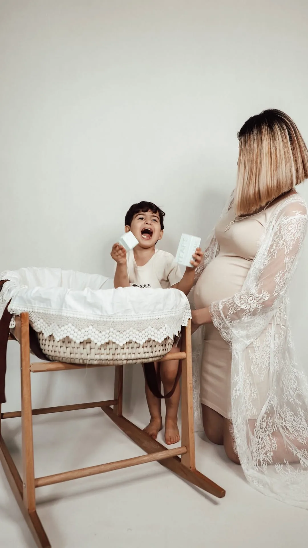 گهواره حصیری چوبی نوزاد، رنگ کرم و سفید، جنس پارچه، گهواره نوزادی