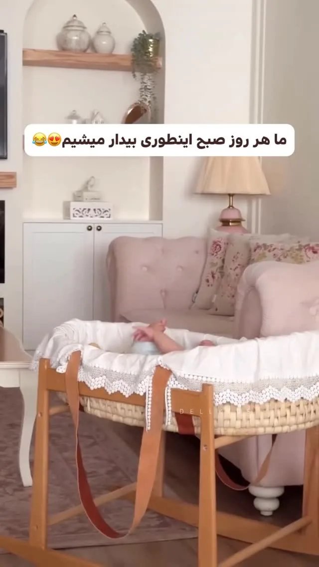 گهواره حصیری چوبی نوزاد، رنگ سفید و کرم، جنس پارچه، گهواره حصیری پایهدار