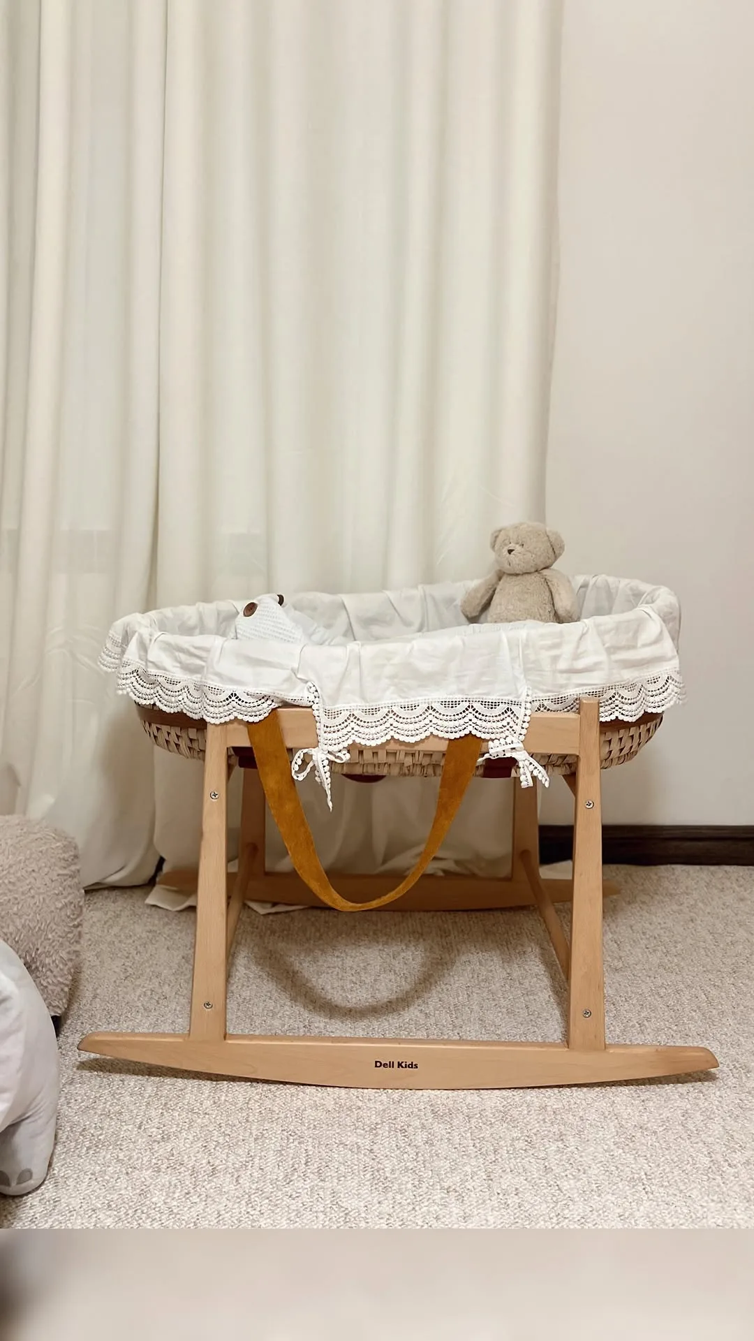 گهواره حصیری چوبی نوزاد، رنگ کرم و سفید، گهواره پایهدار حصیری
