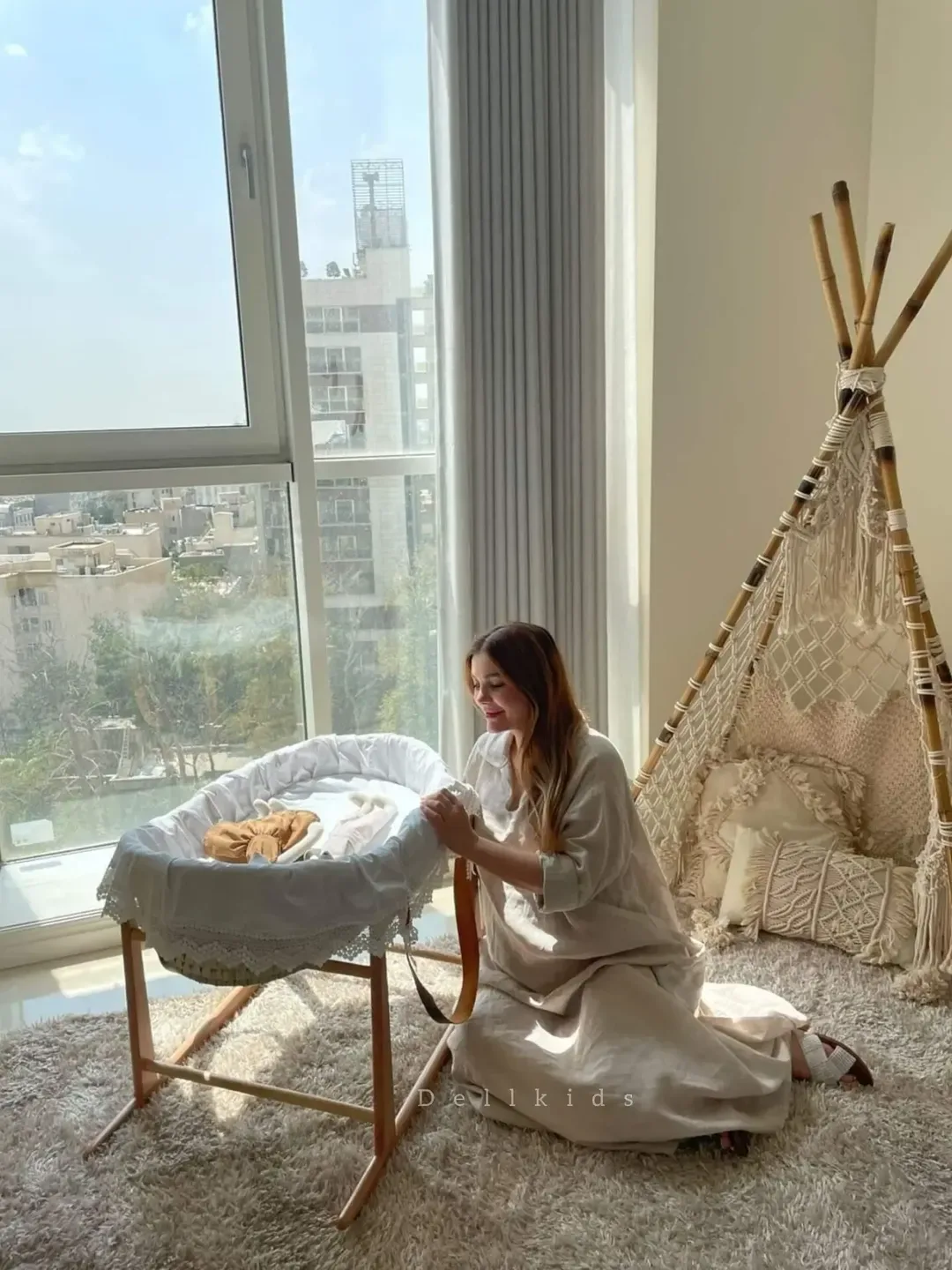 گهواره حصیری چوبی نوزاد، رنگ سفید، کرم و قهوه‌ای، جنس پارچه، طرح توری، گهواره گهواره‌ای پایه چوبی