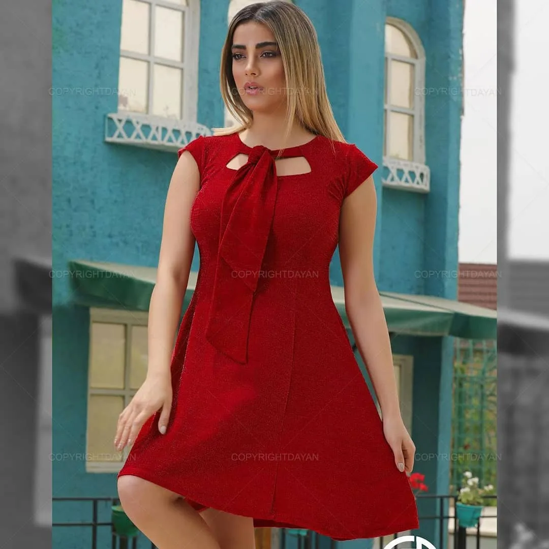 پیراهن مجلسی یقه کراواتی لمه، رنگ قرمز، کوتاه، یقه گرد با پاپیون، آستین کوتاه
