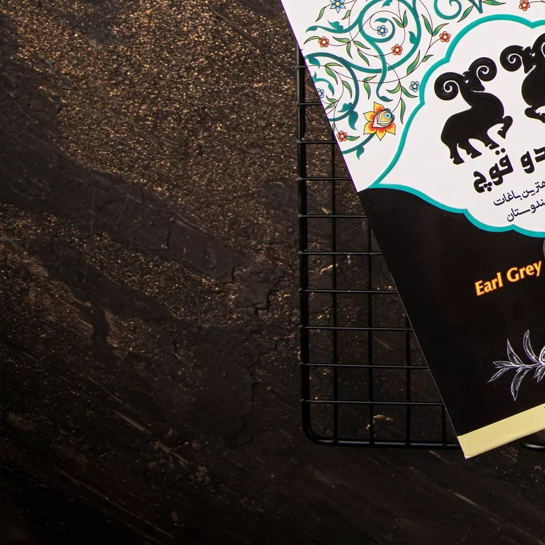 چای سیاه ارل گری دوقوچ، رنگ طلایی و مشکی، جنس مقوا و فلز، طرح گلدار، جعبه مقوا چای