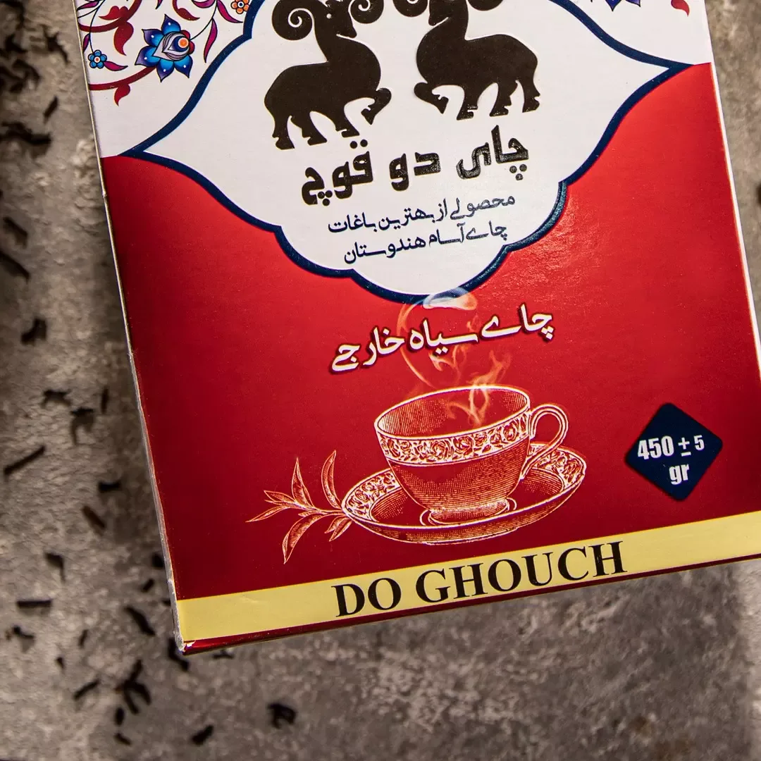جعبه چای دو قوچ، رنگ قرمز، سفید و زرد، جنس مقوا، طرح طرح و نقش، جعبه مستطیلی