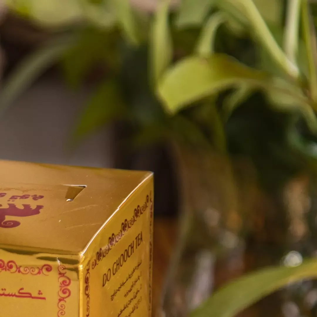 چای سیاه ۵۰۰ گرمی دوقوچ، رنگ طلایی و قرمز، جنس مقوا، طرح طرح و نقش، مکعب مستطیل