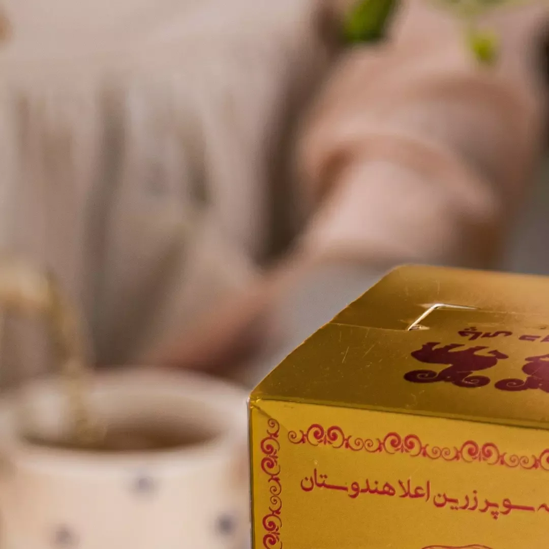 چای سوپر زرین اعلا هندوستان ۵۰۰ گرمی، رنگ طلایی و قرمز، جنس مقوا، جعبه مقوایی