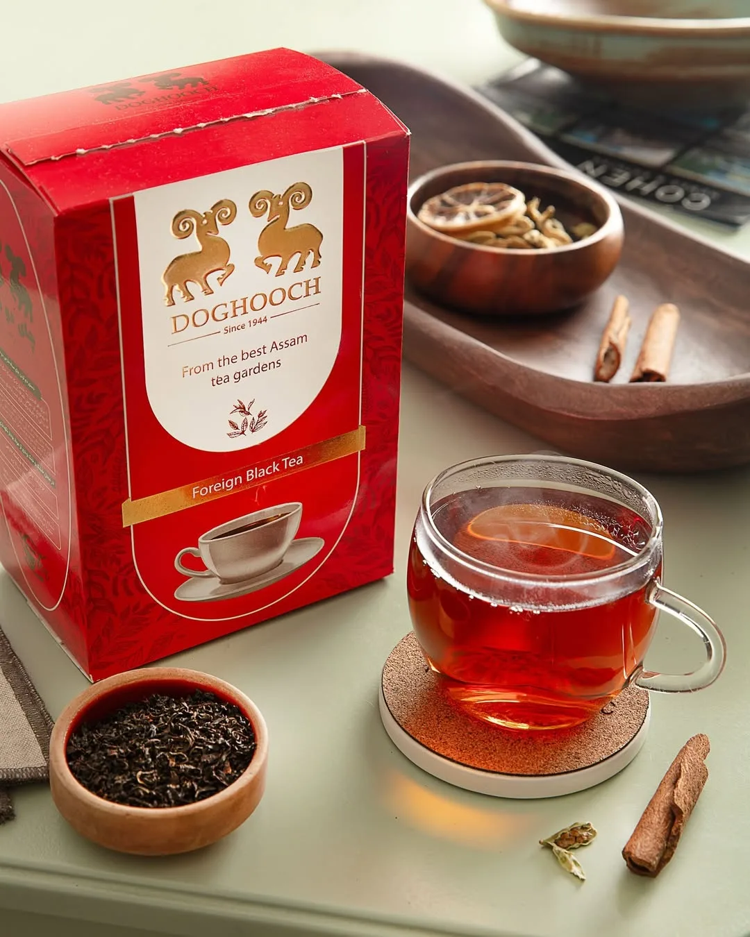 چای سیاه شکسته نیم ریز ممتاز هندوستان ۴۰۰ گرم دوقوچ، رنگ قرمز، سفید و طلایی، جنس مقوا و چوب، مکعبی مستطیل