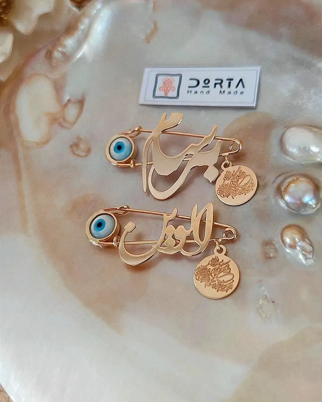 سنجاق سینه طلا اسم کودک، رنگ طلایی، سفید و آبی، جنس شیشه، سنجاق قفلی تزئینی