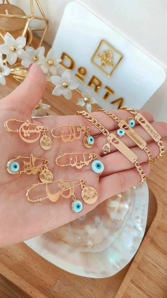 دستبند و سنجاق سینه طلا، رنگ طلایی و آبی، مجموعه‌ای از دستبند و سنجاق سینه