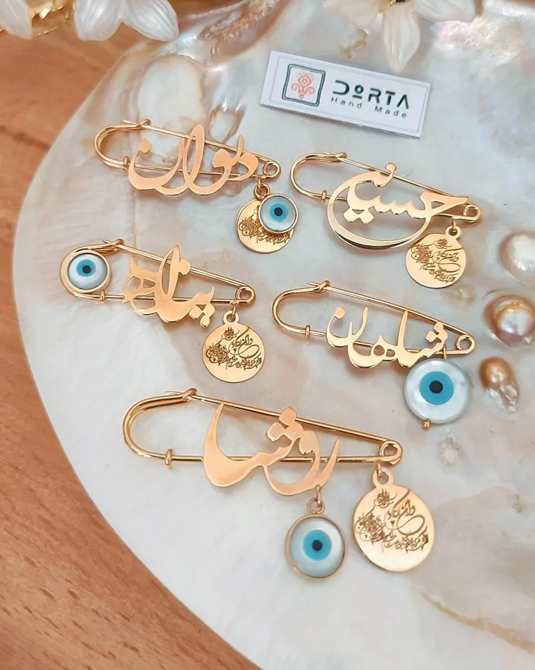 سنجاق سینه طلا کودک، رنگ طلایی و آبی، سنجاق سینه با پلاک اسم و آویز