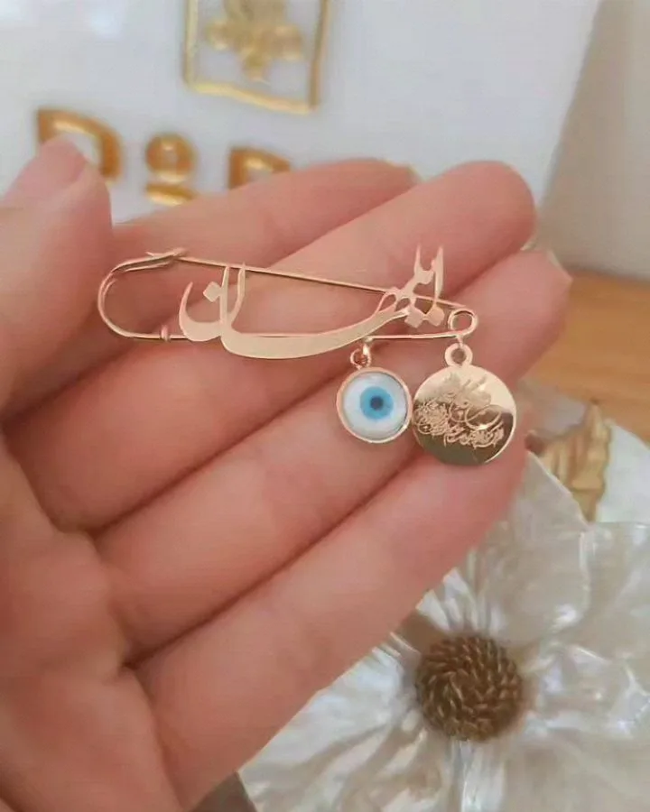 سنجاق سینه طلا اسم دُرتا، رنگ طلایی، جنس فلز، سنجاق سینه با پلاک اسم فارسی و چشم نظر