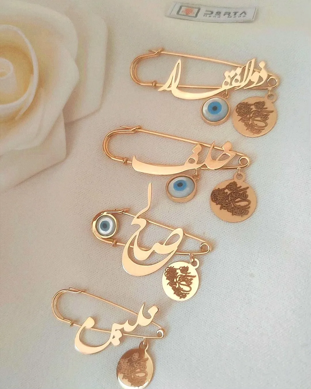 سنجاق سینه طلا اسم
