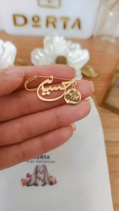 سنجاق سینه طلا اسم کودک، رنگ طلایی، پلاک اسم