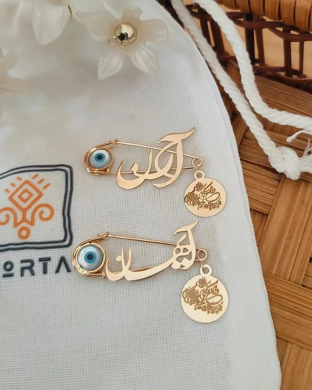 سنجاق سینه طلای کودک، رنگ طلایی و آبی، جنس فلز و شیشه، طرح چشم