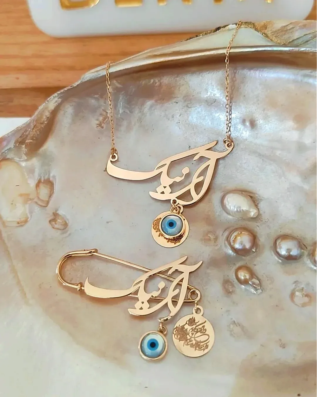 گردنبند و سنجاق طلا اسم نستعلیق، رنگ طلایی و آبی، گردنبند و سنجاق اسم