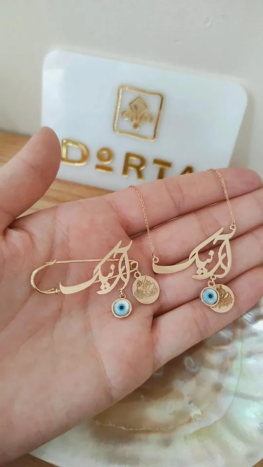گردنبند و سنجاق اسم نستعلیق، رنگ طلایی و آبی، جنس فلز و شیشه، آویز نام با چشم