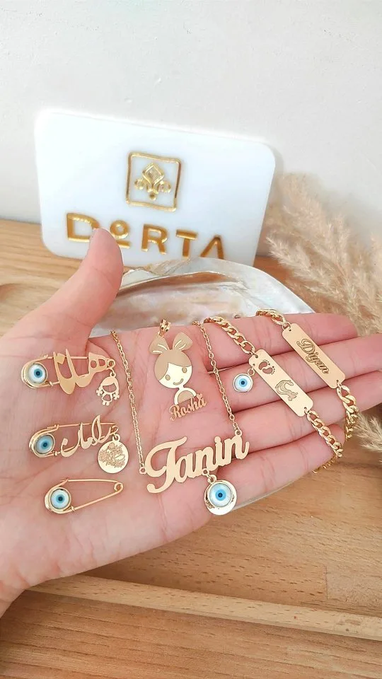 زیورآلات اسم کودک، رنگ طلایی و آبی، جنس فلز، گردنبند، دستبند، سنجاق سینه