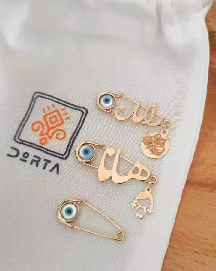 سنجاق سینه طلا، رنگ طلایی و آبی، سنجاق سینه اسم و چشم‌نظر