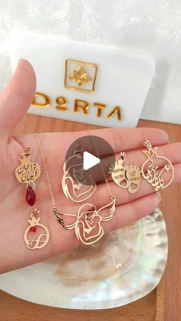 گردنبند طلا، رنگ طلایی و قرمز، جنس فلز، آویز طرح مادر و فرزند، انار