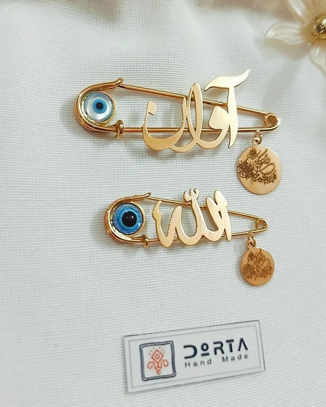 سنجاق سینه طلا اسم کودک، رنگ طلایی و آبی، جنس فلز، مدل سنجاق