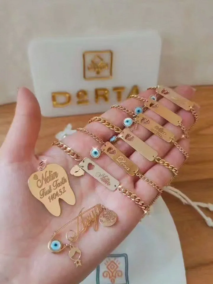 ست دستبند و پلاک اسم کودک، رنگ طلایی و آبی، جنس فلز، زنجیری با پلاک