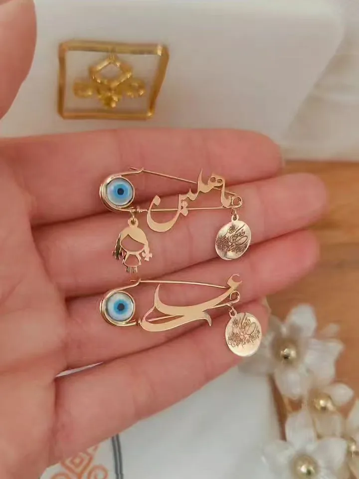 سنجاق سینه طلا کودک، رنگ طلایی و آبی، جنس فلز، سنجاق سینه با پلاک اسم
