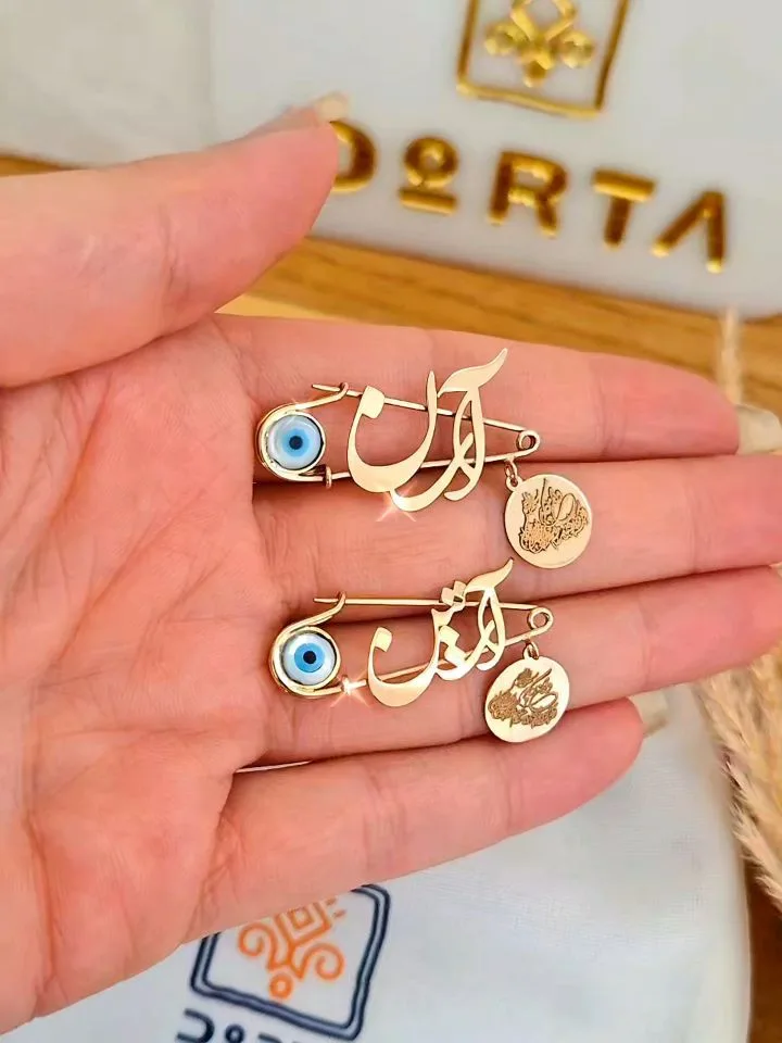 سنجاق سینه طرح قلب دورتا، رنگ طلایی و آبی، جنس طلا، مدل سنجاق با آویز