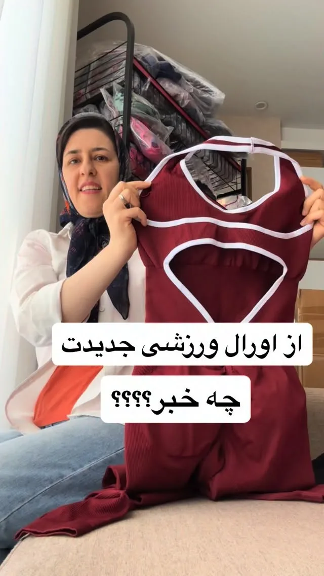 اورال ورزشی زنانه (طرح ۳)، رنگ زرشکی و سفید، تاپ رکابی و لگ جذب