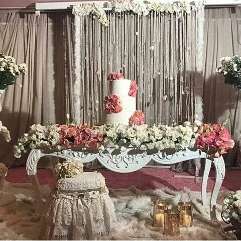 کیک عروسی فوندانت، رنگ سفید و صورتی، استوانه‌ای، چند طبقه