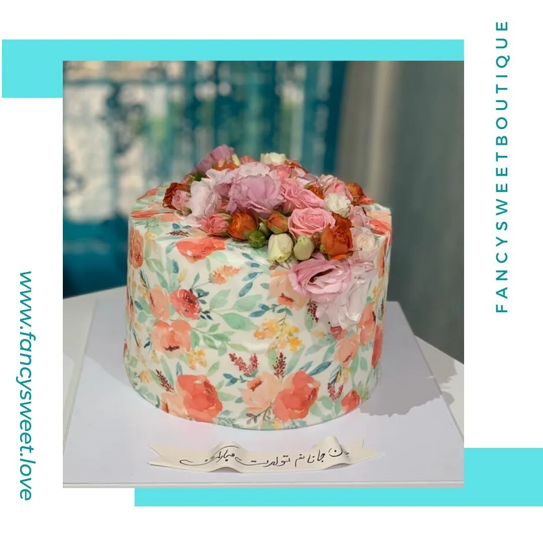 کیک تولد سفارشی، رنگ سفید، نارنجی و صورتی، طرح گلدار، استوانه‌ای