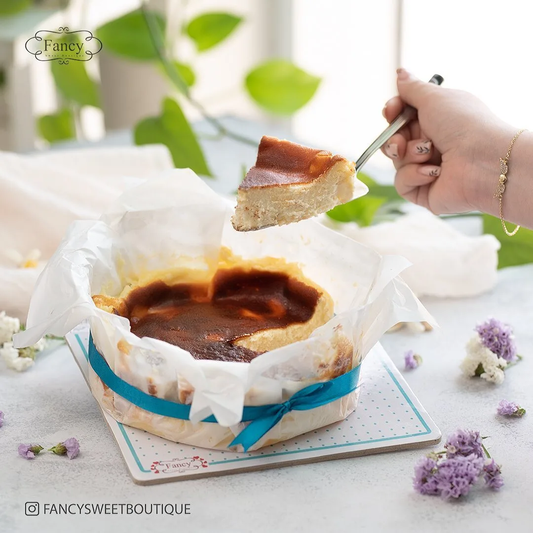 چیزکیک سوخته سن سباستین، رنگ قهوه ای، کرم و سفید، گرد با برش مثلثی