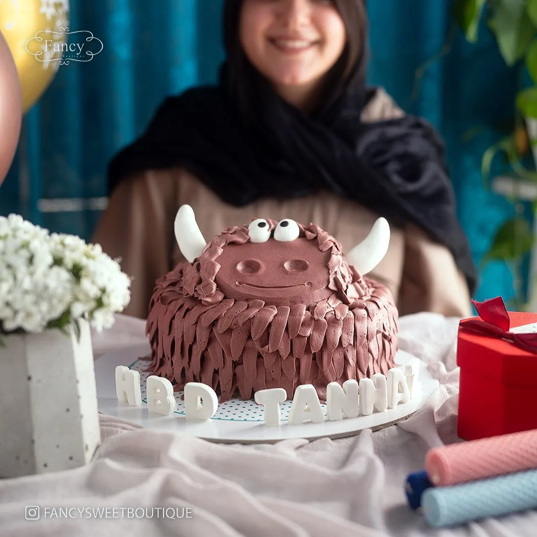 کیک تولد، رنگ قهوه ای، سفید و قرمز، طرح گاو، استوانهای