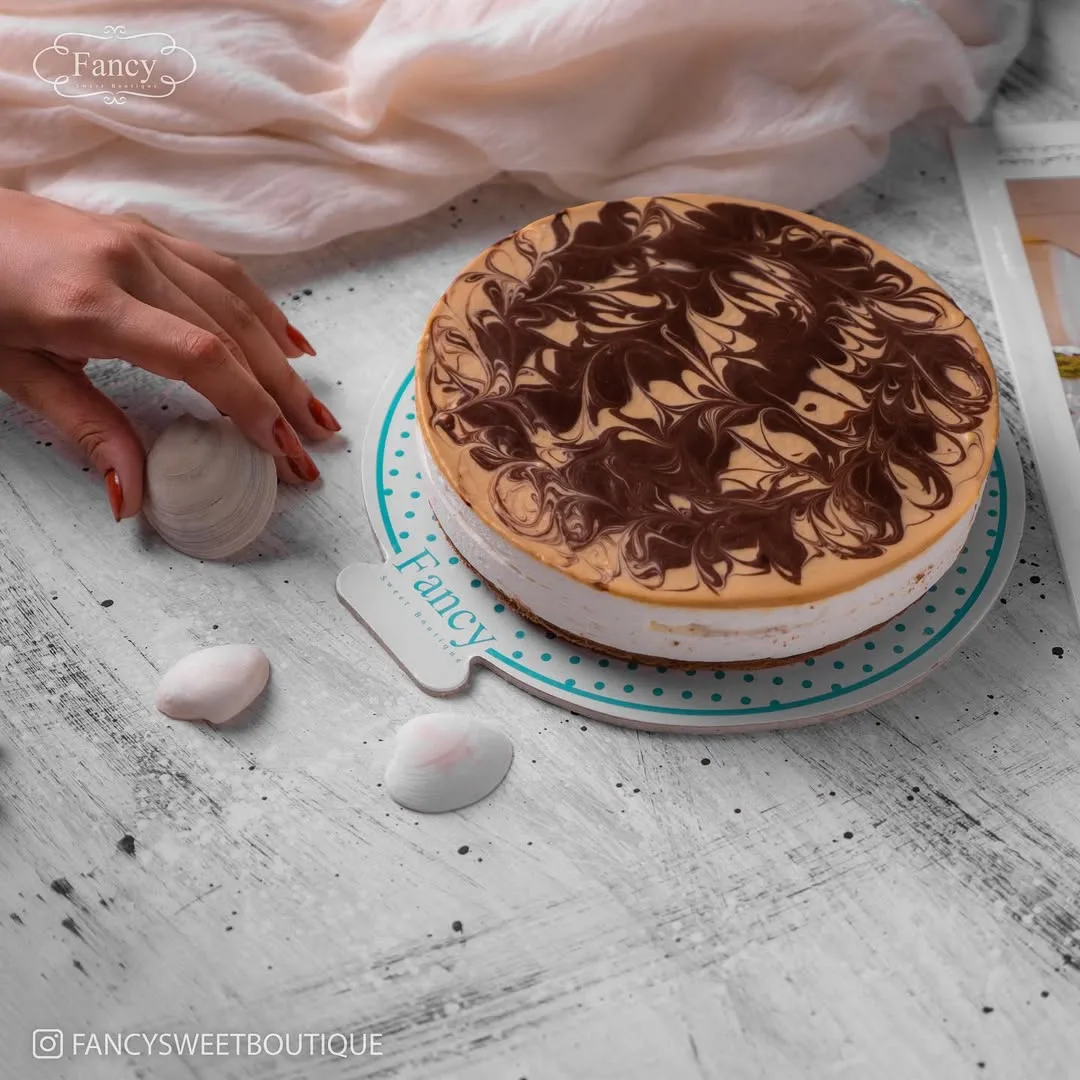 چیزکیک مارس، رنگ قهوه‌ای و کرم، گرد