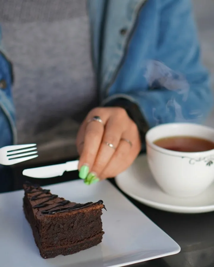 تکه کیک شکلاتی فنسی، رنگ قهوه‌ای