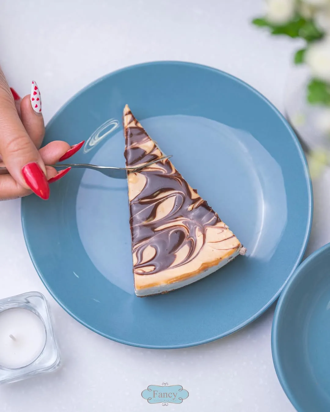 چیزکیک مارس فنسی، رنگ آبی، قهوه‌ای و کرم، مثلثی