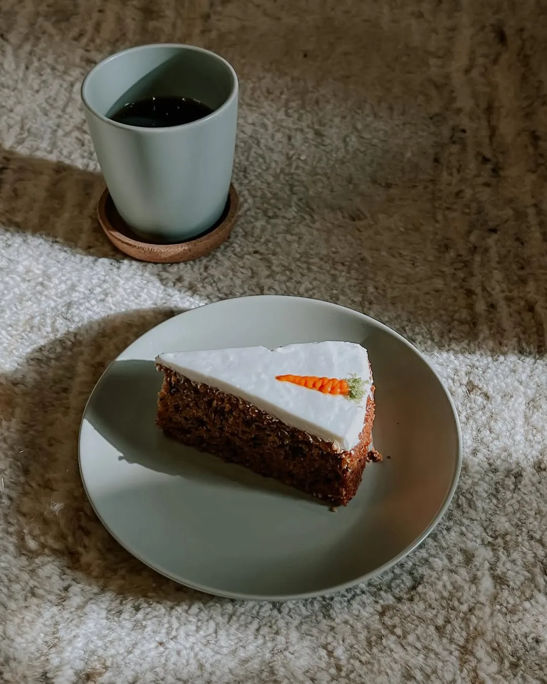 کیک هویج گردو فنسی، رنگ قهوه‌ای، سفید و نارنجی، مثلثی