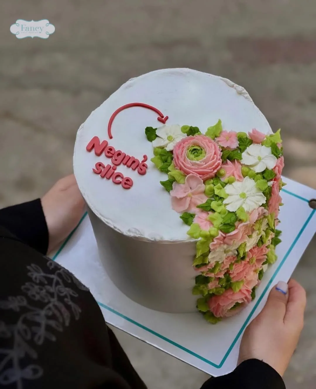 کیک تولد، رنگ سفید، صورتی و سبز، طرح گلدار، استوانه‌ای، تزیین شده با گل