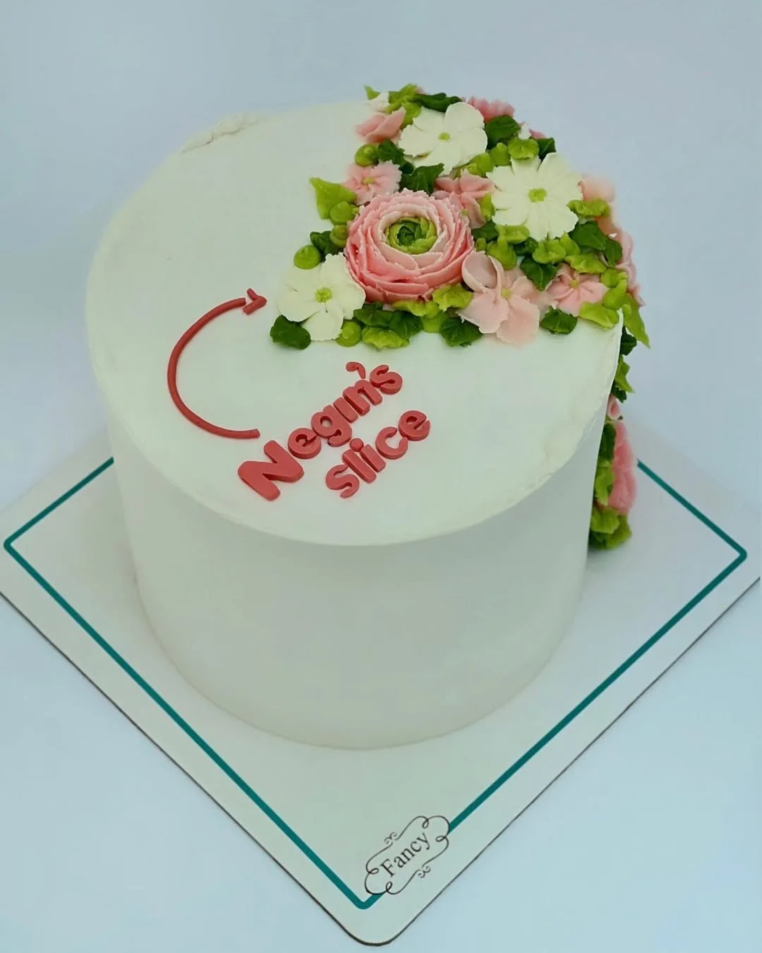 کیک تولد، رنگ سفید، صورتی و سبز، طرح گلدار، استوانه‌ای تک طبقه