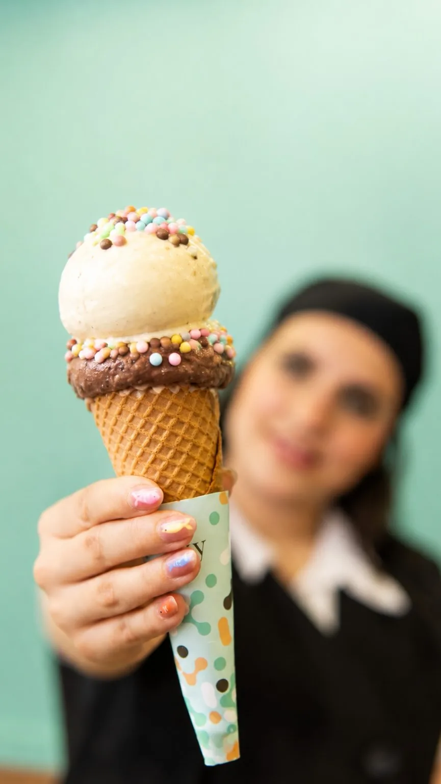 جلاتو (بستنی قیفی)، رنگ کرم، قهوه‌ای و رنگارنگ، دو اسکوپ با تزیینات رنگی