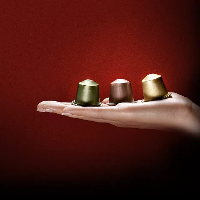 کپسول قهوه نسپرسو Nespresso، رنگ سبز، قهوه‌ای و طلایی، جنس فلز، استوانه‌ای کوچک