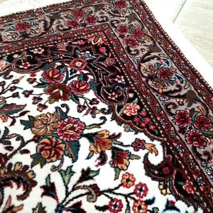 جفت فرش ذرع‌ونیم بیجار رنگ گیاهی، رنگ سفید، قرمز و سرمه‌ای، طرح گلدار، مستطیلی