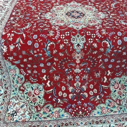 فرش دستباف، رنگ قرمز، سرمهای و کرم، طرح گلدار، مستطیلی