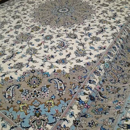 جفت فرش ۹ متری ریزباف کاشان، رنگ کرم، آبی و خاکستری، طرح هندسی، مستطیلی بزرگ