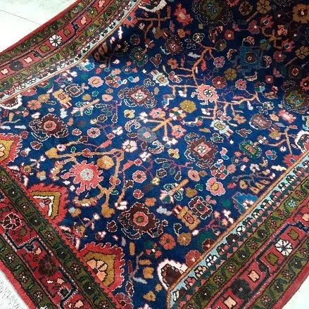 فرش دستباف قدیمی ننج ملایر، رنگ سرمه‌ای، قرمز و سبز، طرح هندسی، مستطیلی بزرگ
