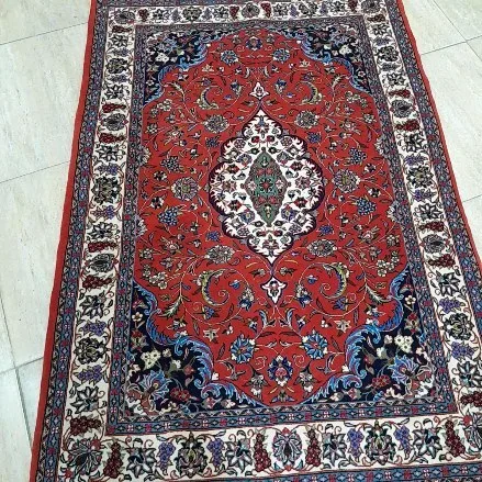 فرش ذرع‌ونیم اراک نقشه شاه‌عباسی، رنگ قرمز، سفید و سورمه‌ای، طرح گلدار، فرش مستطیل