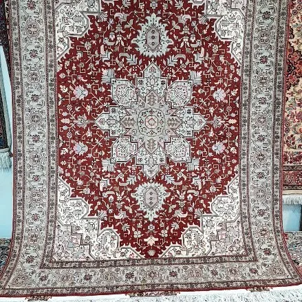فرش هریس تبریز کف ابریشم، رنگ قرمز و کرم، طرح گلدار و هندسی، مستطیلی، لبه ریش‌دار