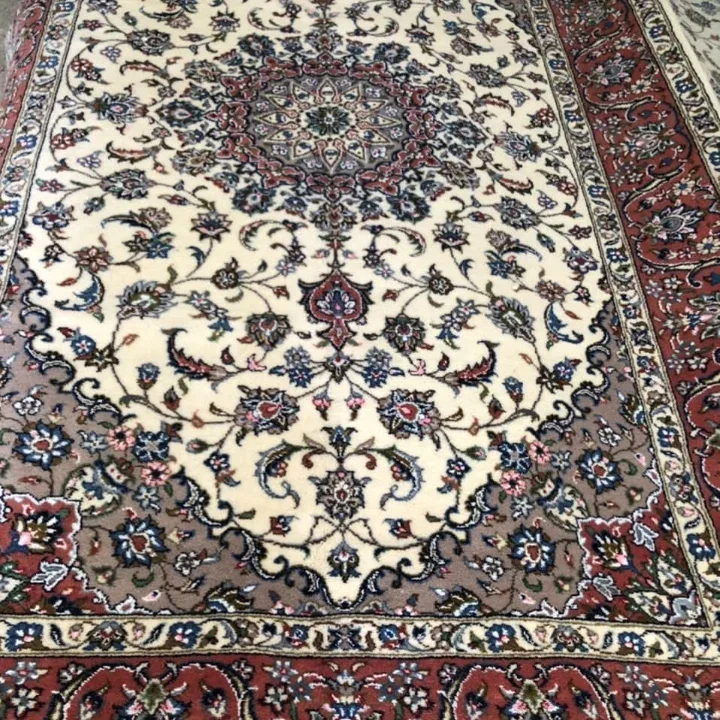 فرش دستباف یزد گل ابریشم، رنگ سفید، قرمز و قهوه‌ای، طرح گلدار، فرش مستطیل